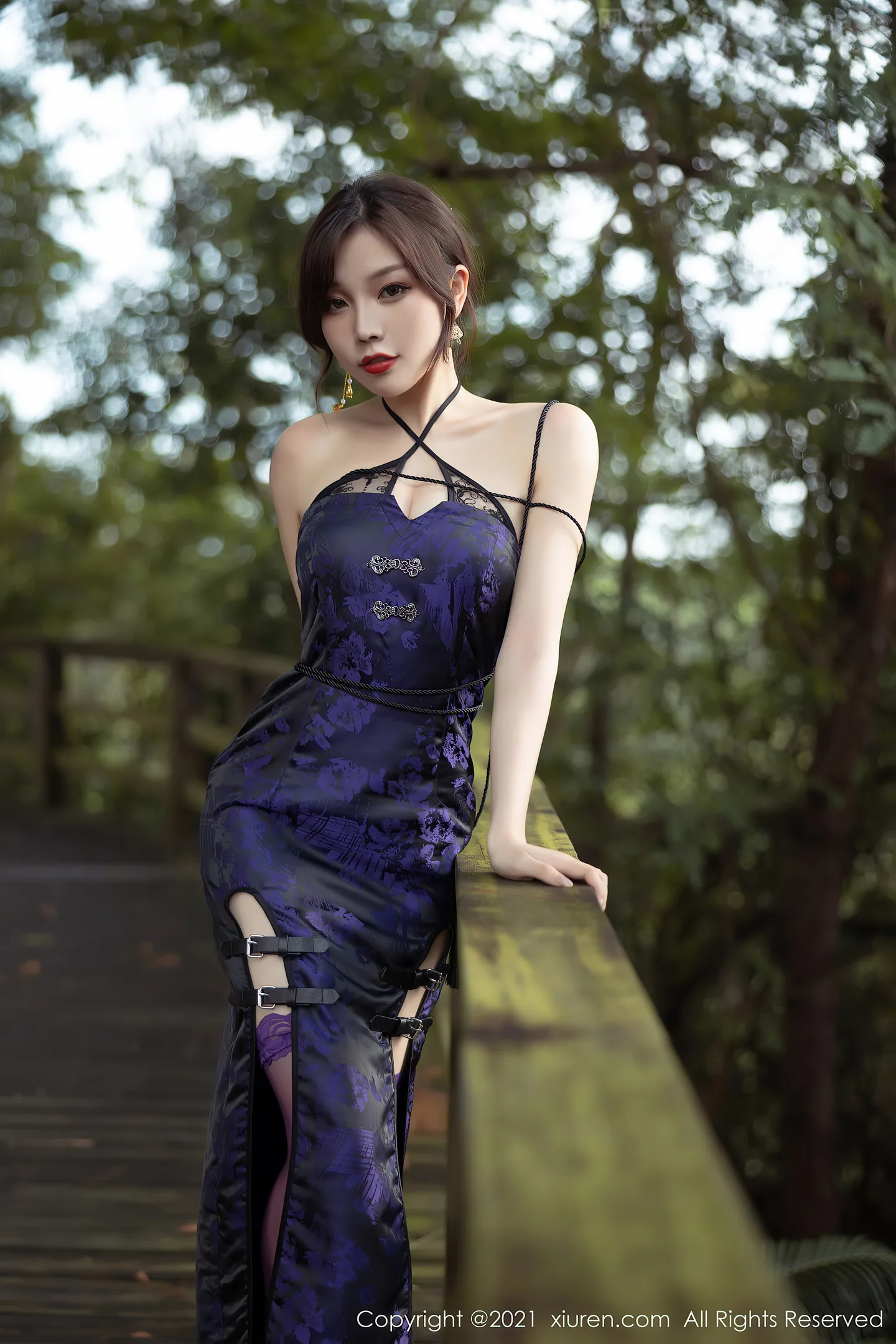 图片[2]-[XiuRen秀人网]VOL.3794 女神芝芝Booty私房紫色古典旗袍配薄透内裤秀翘臀美腿诱惑写真90P-秀人网官方网站